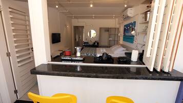 Stovetop, cookware/dishes/utensils