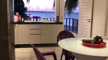 Quarto luxo (6º pax acomodado em rede) | Frigobar, Wi-Fi de cortesia, roupa de cama