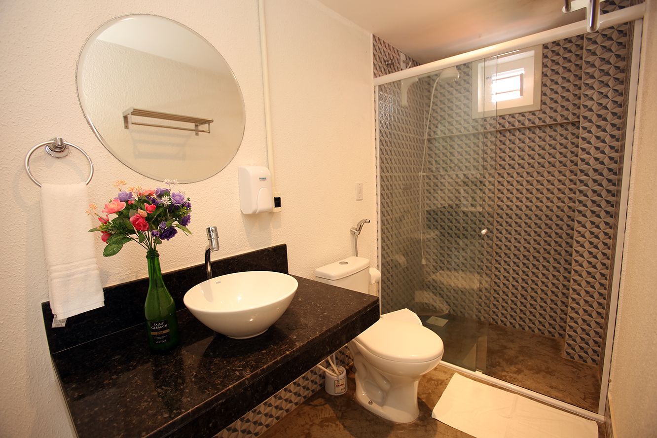 deluxe room (6º pax acomodado em rede) | bathroom | shower, towels, soap, toilet paper