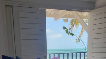 Quarto luxo (6º pax acomodado em rede) | Frigobar, Wi-Fi de cortesia, roupa de cama