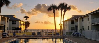 Vista al mar, frente a la piscina, condominio a nivel del suelo remodelado!