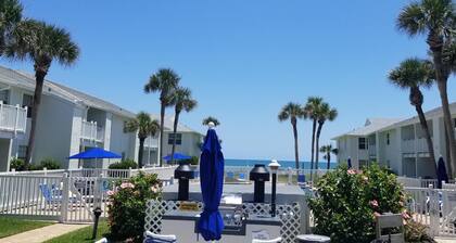 Vista al mar, frente a la piscina, condominio a nivel del suelo remodelado!