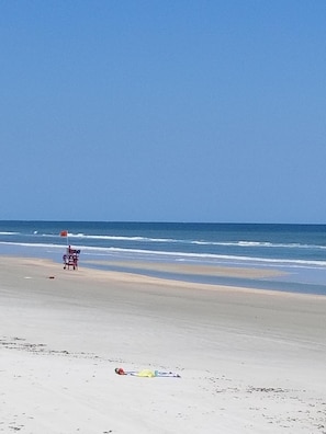 Plage, chaises longues, serviettes de plage