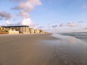 En la playa, camastros y toallas de playa 
