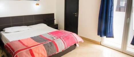 1 chambre, coffres-forts dans les chambres, fer et planche à repasser