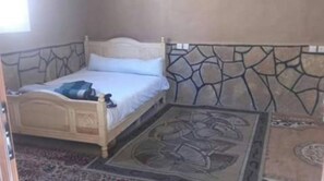 4 人部屋 | セーフティボックス (室内)、防音設備、WiFi (無料)、ベッドシーツ