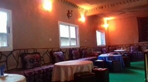 朝食、ランチ、ディナーに営業 (郷土料理と各国料理)