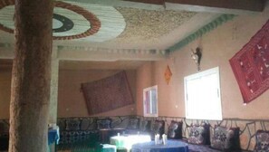 朝食 (フル ブレックファスト)、毎日提供 (無料)