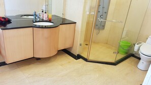 Quadruple Room (C201) | Bathroom | Shower, free toiletries, hair dryer, slippers - Toucheng Homestay (Toucheng)