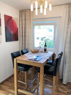 Comfort Condo, 1 King Bed with Sofa bed, Garden View | In-room dining