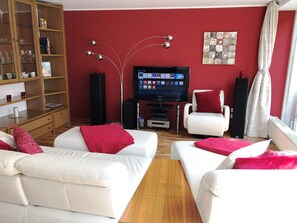 Comfort Condo, 1 King Bed with Sofa bed, Garden View | Living room | Flat-screen TV - Ferienwohnung Dettum (Dettum)