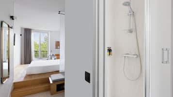 Triple Room (vue Bastille, no elevator) | Bathroom | Shower, free toiletries, hair dryer, towels