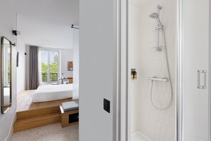 Driepersoonskamer (vue Bastille, no elevator) | Badkamer | Een douche, gratis toiletartikelen, een haardroger, handdoeken