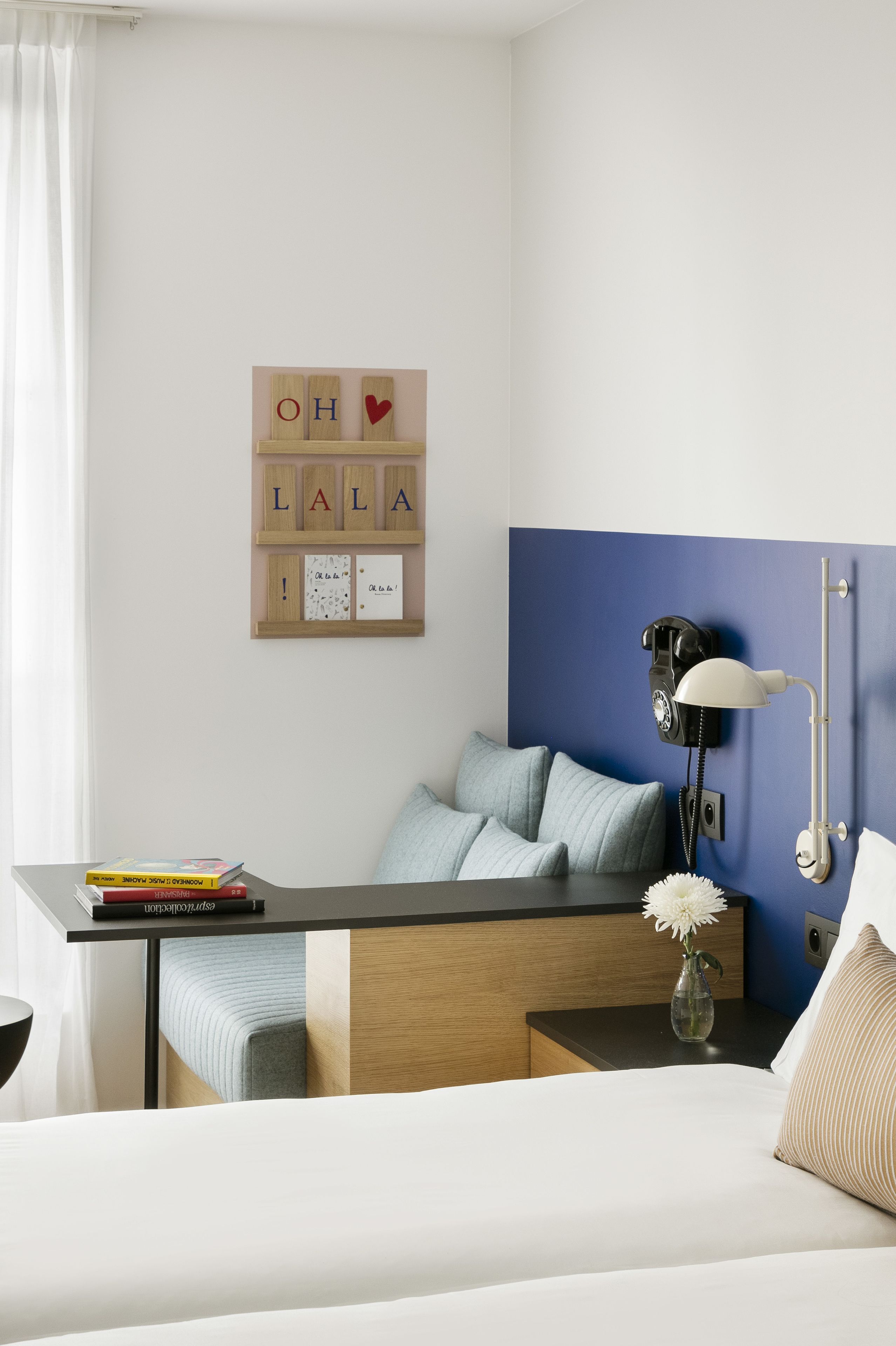 Triple Room (vue Bastille, no elevator) | Living room | TV