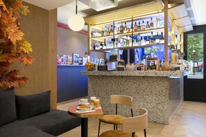 Daily buffet breakfast for a fee - Oh La La! Hotel bar - Paris Bastille (Paris)