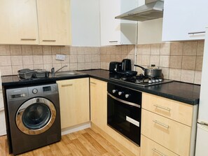 Refrigerador con congelador, microondas y cafetera y tetera