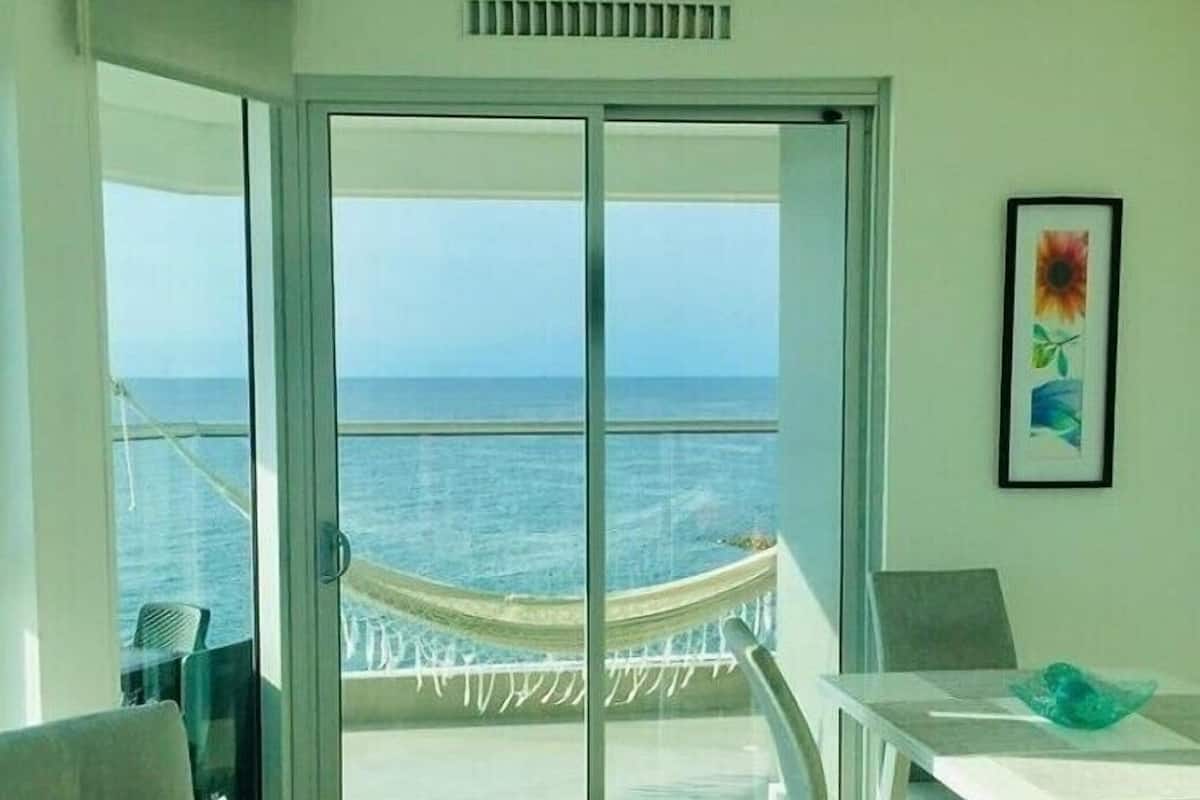 Apartamento, várias camas, vista para o oceano (901) | Sala de estar | TV de plasma