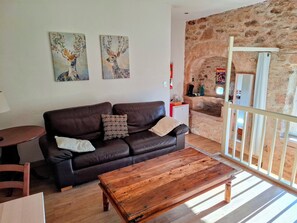 Suite, 1 Double Bed, Valley View | Living area