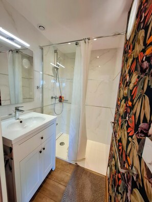 Suite, 1 Double Bed, Valley View | Bathroom - La Basserie (Laguepie)