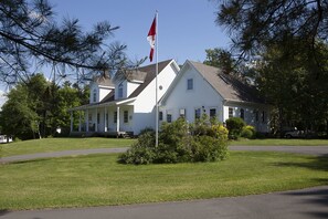 Exterior - Anne's Windy Poplars Cottage Resort (Cavendish)