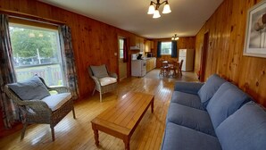 Interior - Anne's Windy Poplars Cottage Resort (Cavendish)