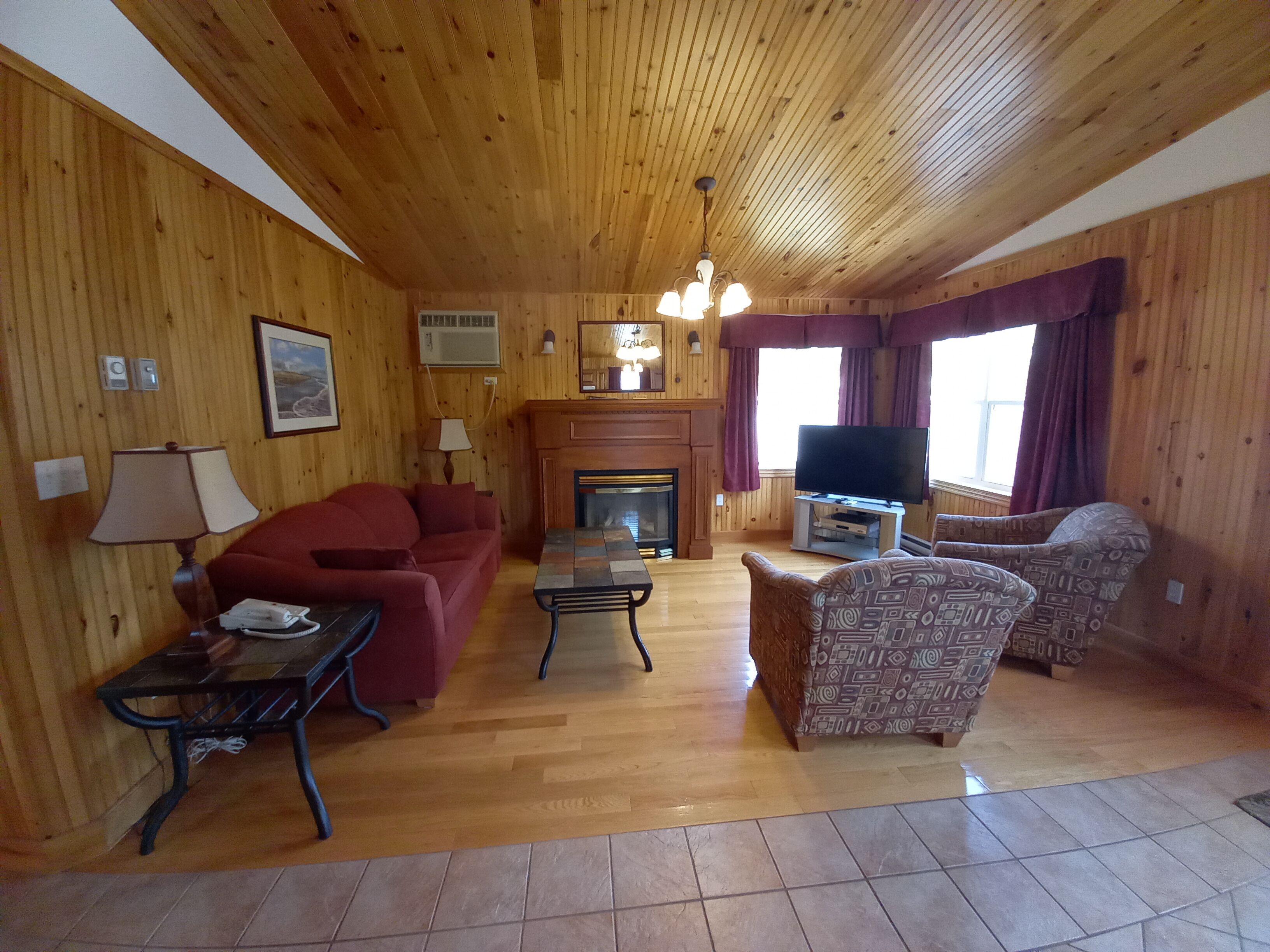 # 15 - The Shirley (Private Hot Tub) | Phòng khách | TV LED 42-inch có truyền hình cáp, TV, đầu đĩa DVD 