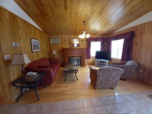 # 15 - The Shirley (Private Hot Tub) | Woonkamer | Een 42-inch ledtelevisie met kabelzenders en een televisie