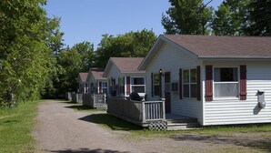 Resort view - Anne's Windy Poplars Cottage Resort (Cavendish)