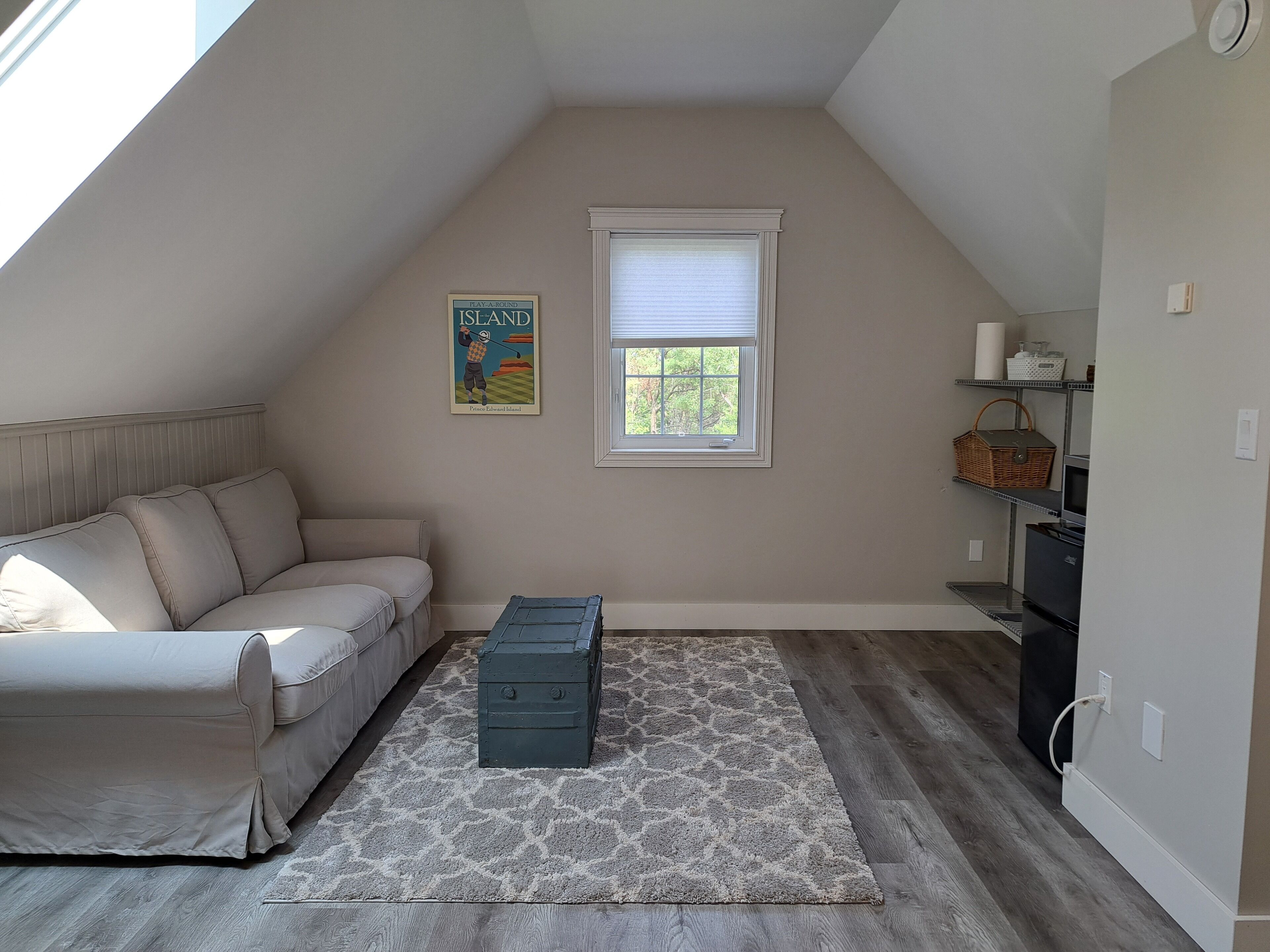 Deluxe Single Room, 1 Queen Bed, Non Smoking, Hot Tub | Living area | 42-inch LED TV with cable channels, TV, DVD player