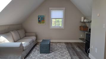 Deluxe Single Room, 1 Queen Bed, Non Smoking, Hot Tub | Living area | 42-inch LED TV with cable channels, TV, DVD player
