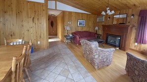 Interior - Anne's Windy Poplars Cottage Resort (Cavendish)