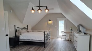 Pillow-top beds, desk, laptop workspace, blackout curtains - Anne's Windy Poplars Cottage Resort (Cavendish)