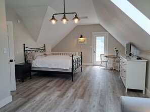 Deluxe eenpersoonskamer, 1 queensize bed, niet-roken, hot tub | Pillowtop-bedden, individueel gedecoreerd, individueel gemeubileerd