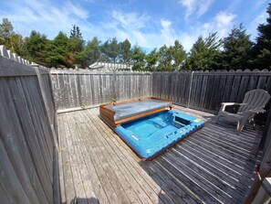Private spa tub - Anne's Windy Poplars Cottage Resort (Cavendish)