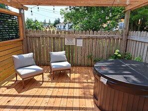 Deluxe Single Room, 1 Queen Bed, Non Smoking, Hot Tub | Terrace/patio - Anne's Windy Poplars Cottage Resort (Cavendish)