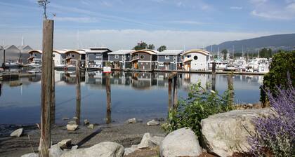 Beautiful, Luxurious, Romantic & Oceanfront Blue Wolf Float Home