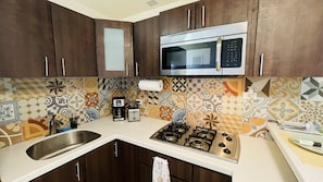 Fridge, microwave, stovetop, coffee/tea maker - Charming Retreat with Patio Access and Laundry (Ponce)