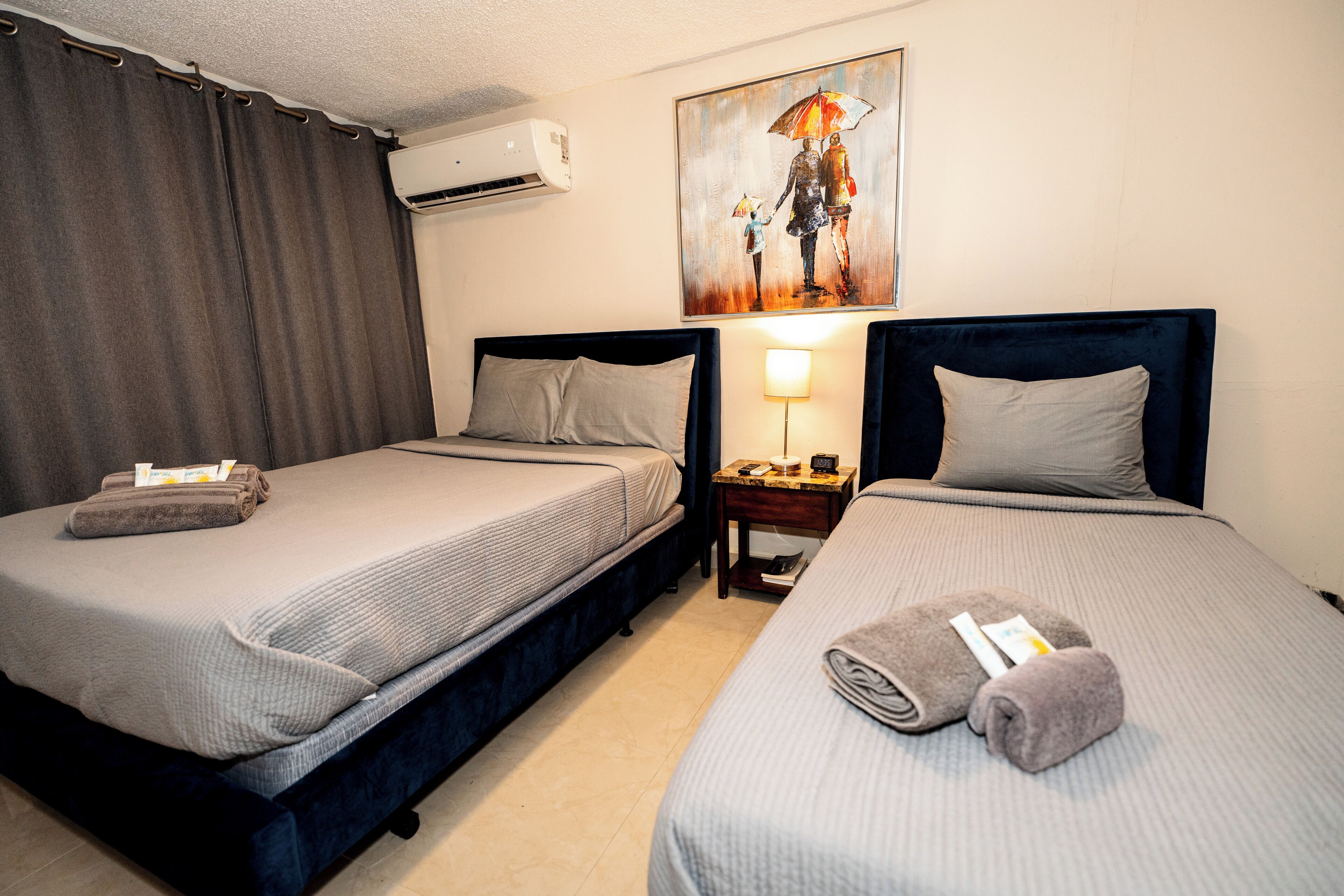 1 dormitori, escriptori, planxa i posts de planxar i wifi 