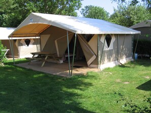 Comfort Bungalow, Park View | Blackout drapes, iron/ironing board, free cribs/infant beds, free WiFi - Camping et Base de loisirs du Moulin (Meyrieu-les-Étangs)