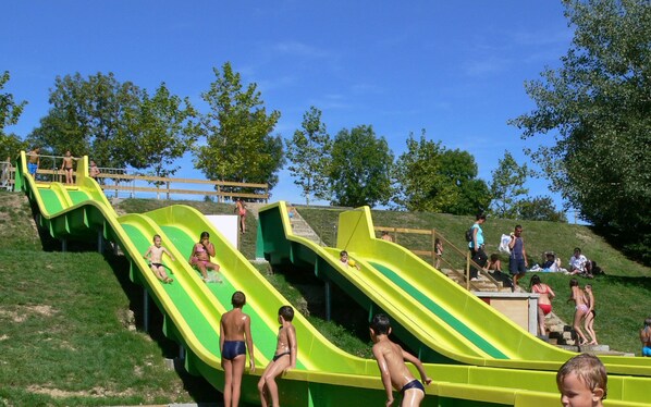 Waterslide - Camping et Base de loisirs du Moulin (Meyrieu-les-Étangs)