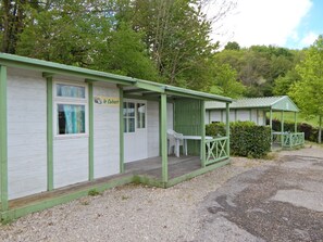 Rideaux occultants, fer et planche à repasser, lits bébé (gratuits)