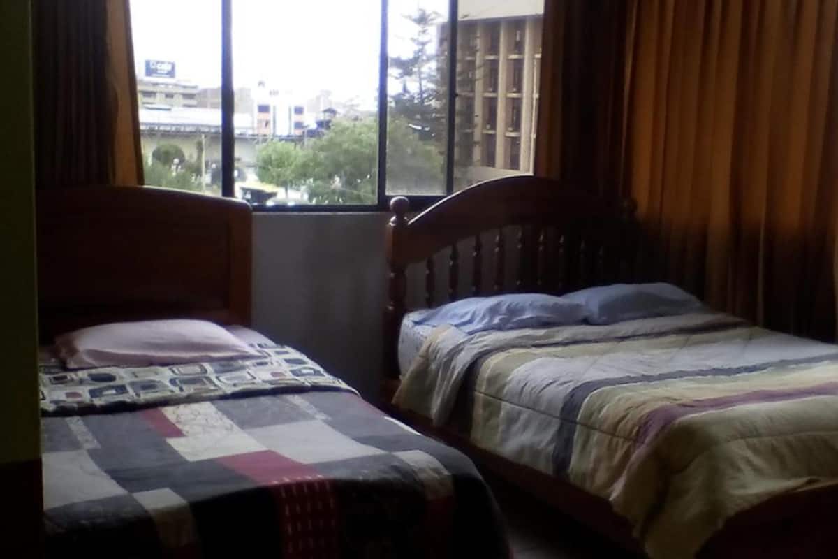 Habitación familiar, varias camas, vista a la ciudad | Wifi gratis y ropa de cama