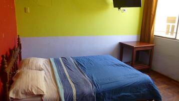 Tradisjonelt rom, 1 dobbeltseng, byutsikt | Wi-fi (inkludert) og sengetøy