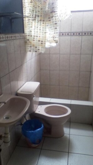 Shower, towels - Hospedaje Centro (Huancayo)
