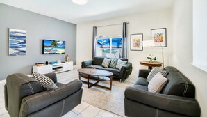 Apartment, 5 Schlafzimmer | Wohnbereich | Flachbildfernseher