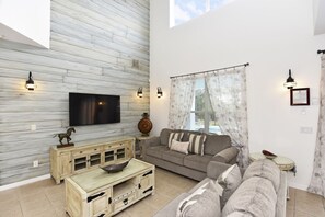 Ferienhaus, Mehrere Betten | Wohnbereich | Fernseher