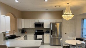House, 6 Bedrooms | Private kitchen