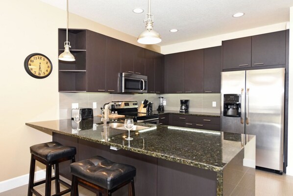 House, 3 Bedrooms | Private kitchen | Fridge, microwave, stovetop, dishwasher - Silver Creek - 1517 Retreat By Fairytale VR (Clermont)