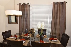 House, 3 Bedrooms | In-room dining