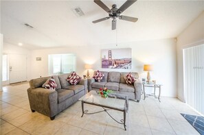 House, 4 Bedrooms | Living area